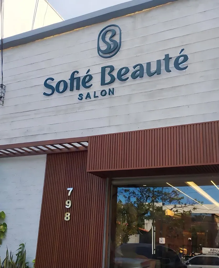 Fachada Sofié Beauté Salon com letreiro produzido pela TodoTipo