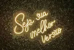 Letreiro decorativo retroiluminado em parede verde